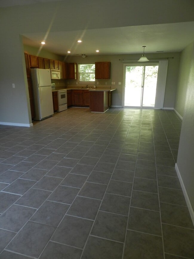 Building Photo - Avaliable April 20th