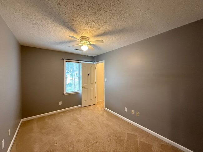 Building Photo - 928 Heatherstone Dr