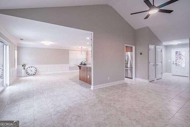 Building Photo - 5660 Crest Hill Dr NE