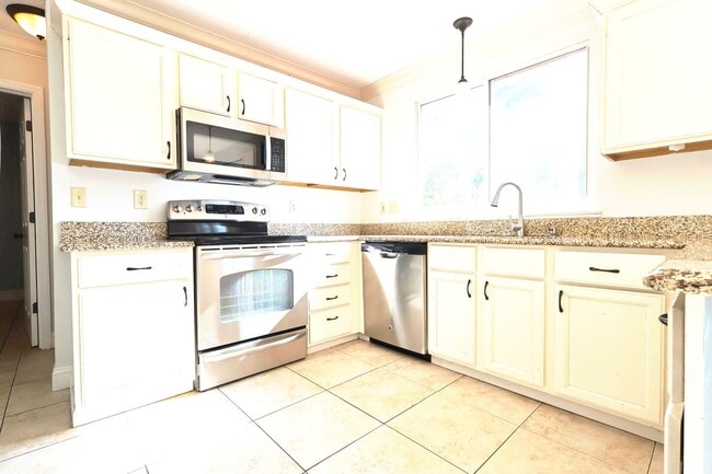 Building Photo - 5 Bed 3.5 Bath Chesterfield Charmer