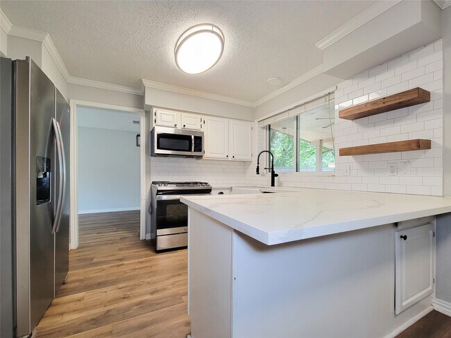 Building Photo - 8123 Sunny Ridge Dr