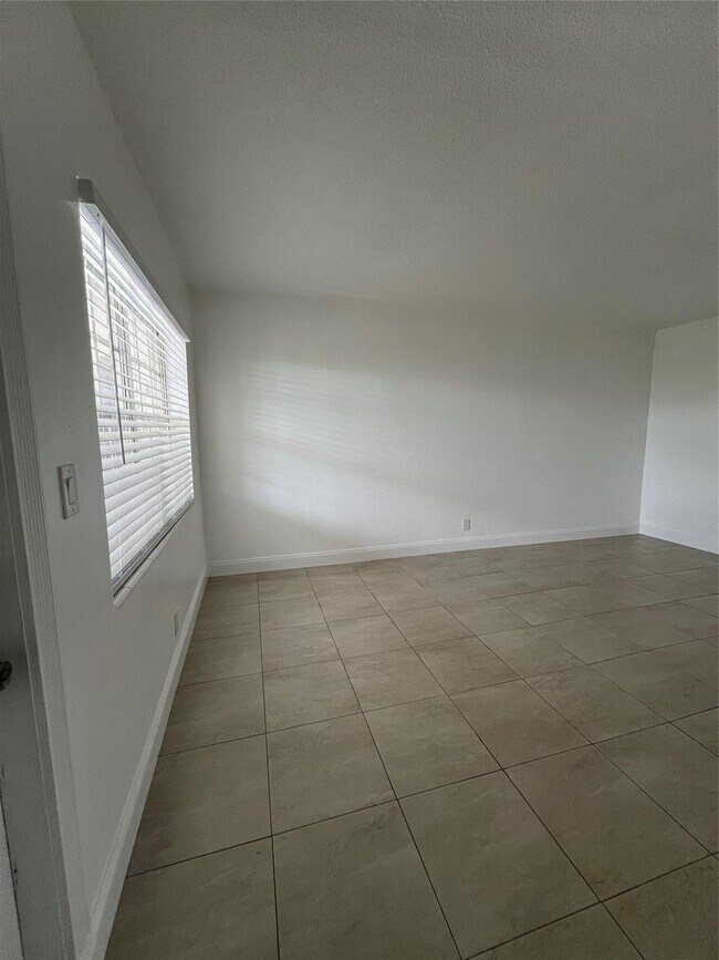 Building Photo - 2550 NE 51st St