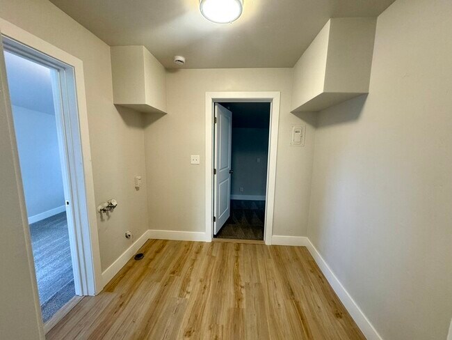 Building Photo - Beautiful Fully Updated 2 Bedroom 2 Bathroom Located in Roseville!