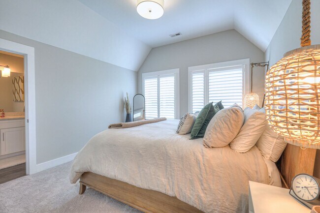 Building Photo - Luxurious 4BR Home Close to 12 South