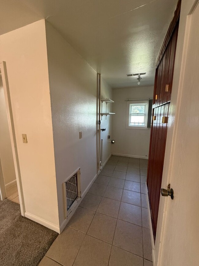 Building Photo - Pet Friendly! Central Air!