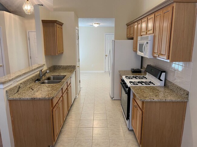 Building Photo - 2500 Hillvale Cir