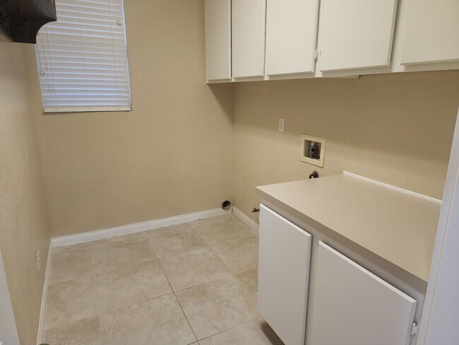 Building Photo - 4 Bedroom Single Level Home in Redhawk wit...