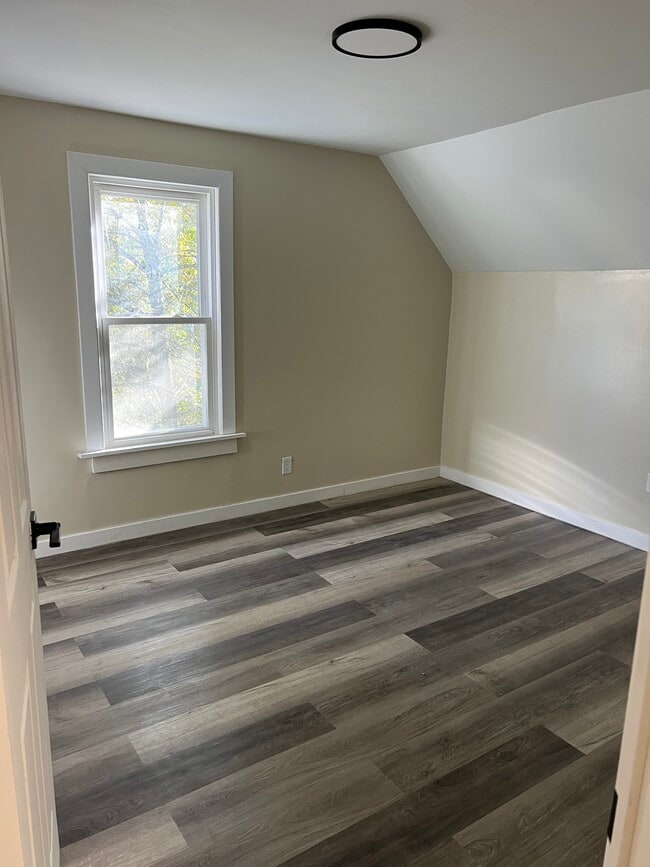 Building Photo - 136 Bowles St