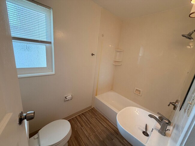 Building Photo - BRIGHT & SPACIOUS 2 BEDROOM/1 BATH AVAILABLE TO RENT IN LIVERMORE CA!!!!