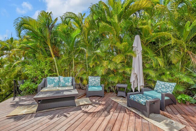 Building Photo - Pet Friendly, Fully Furnished Home in Keau...
