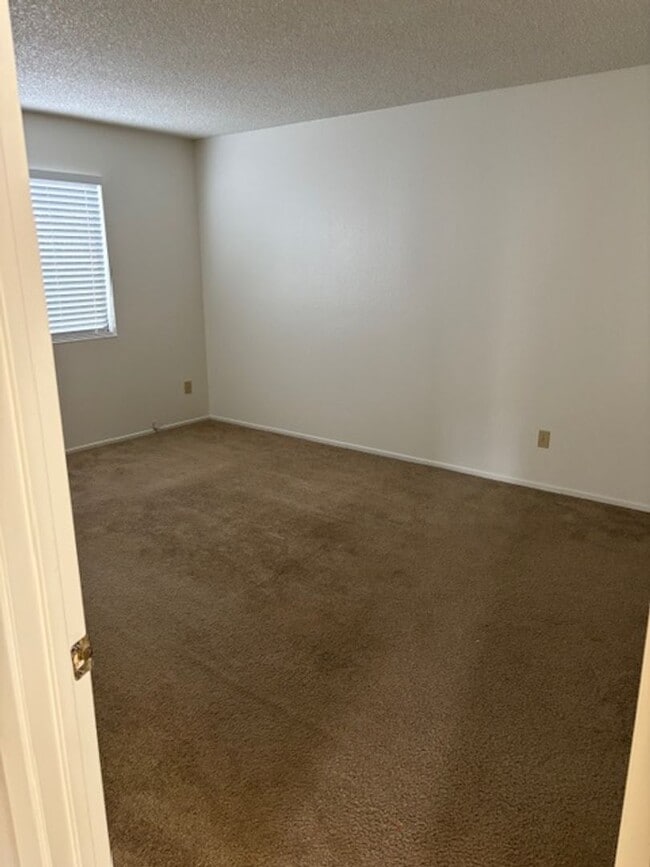 Building Photo - Beautiful 4 Bedroom, 3 Bathroom House Available Now!