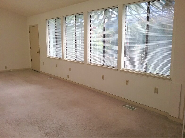 Building Photo - 2214 N Union Ave