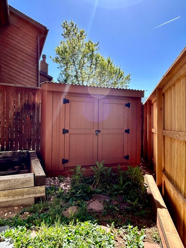 Building Photo - Beautiful & Bright Corner Condo in North Boulder