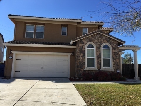 Building Photo - Manteca 4 Bedroom 1/2 bath 2 Car Garage ta...