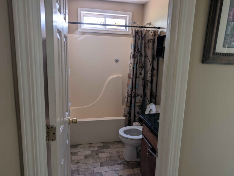 Hall Bathroom - 5464 Hunnington Mill Dr