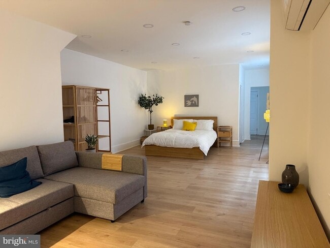 Building Photo - 114 S 58th St