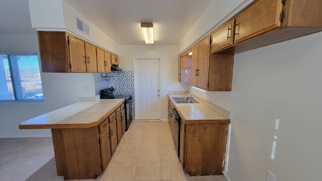 Building Photo - Nice 3 bedroom / 2 bathroom House with lot...