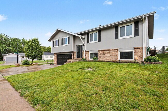 Building Photo - 5301 W Olympic Cir