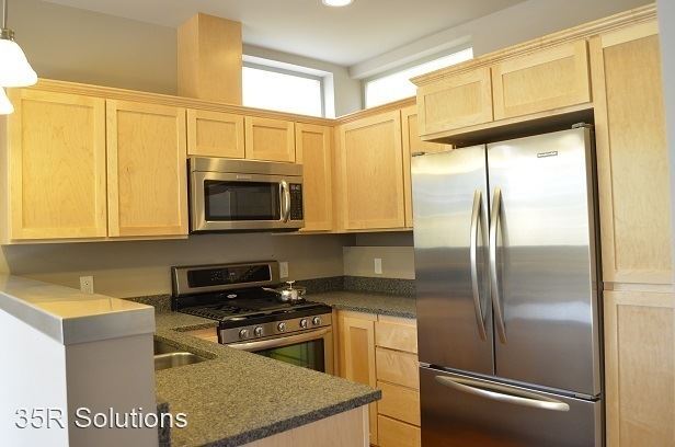 Building Photo - 3 br, 2.5 bath House - 948B Hiawatha Place S