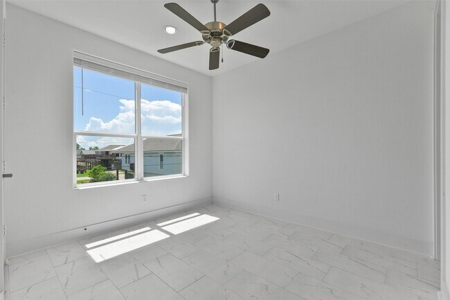 Building Photo - 4006 Fort Bend Dr