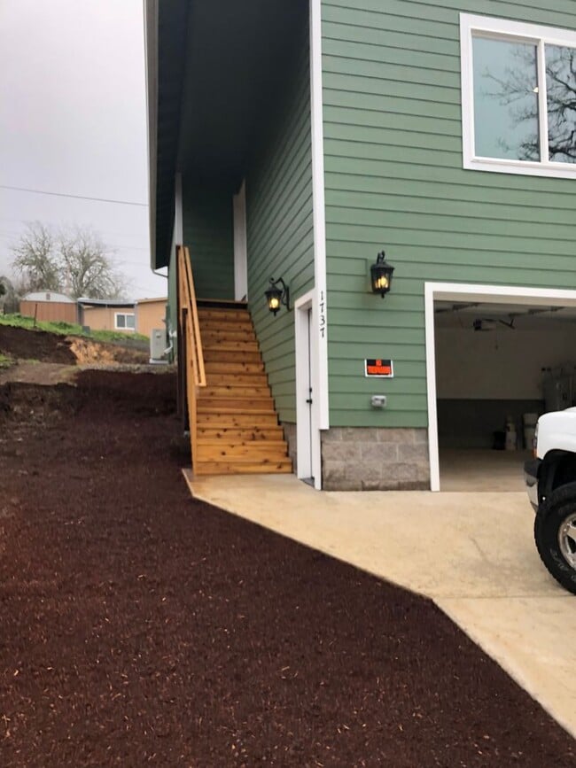 Building Photo - Brand new 3 bedroom house in Roseburg