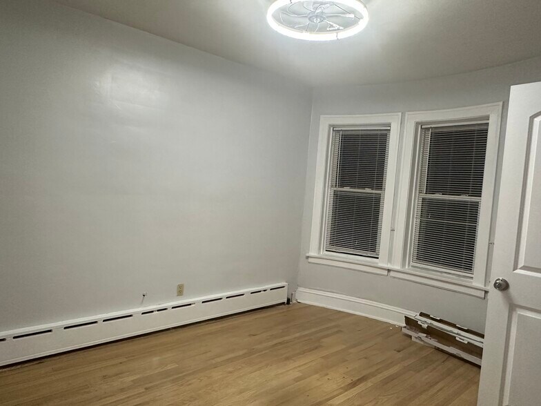 Building Photo - 5621 N Maplewood Ave
