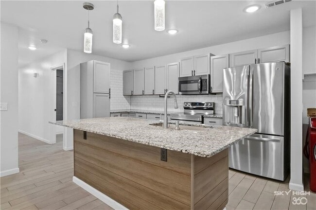 Building Photo - 731 Erika Ave