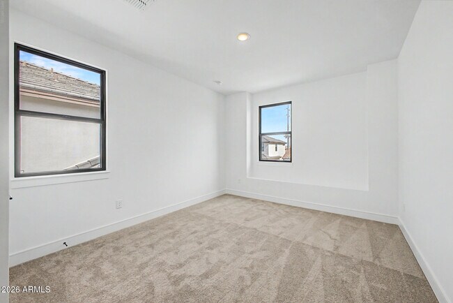 Building Photo - 1131 E Yellowstone Pl