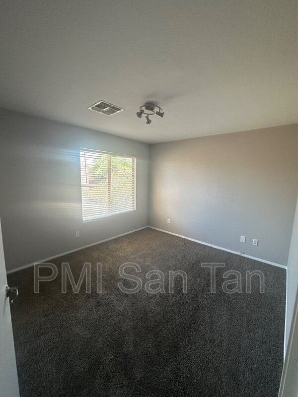 Building Photo - 941 E Denim Trail