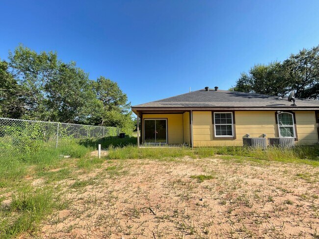 Building Photo - 3 bedroom Duplex by the Lake