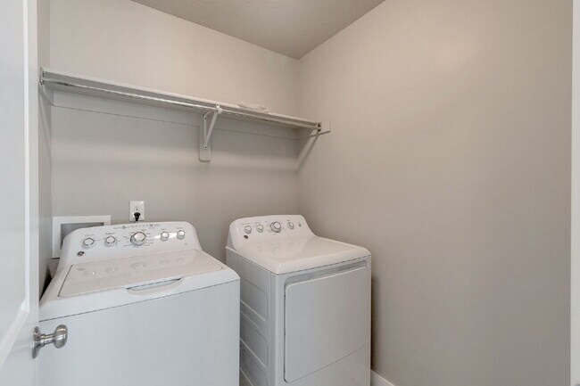 Building Photo - Available Now | American Fork, UT | 5 Bed | 3 Full Bath | Single-Family Home