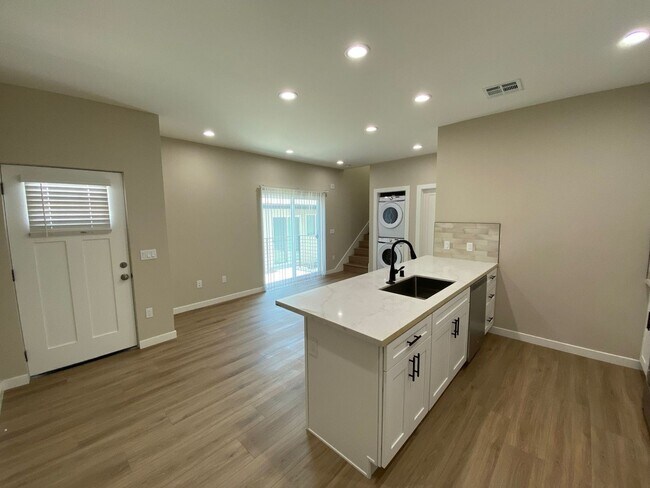 Building Photo - 5320-5320 E Falls View Dr