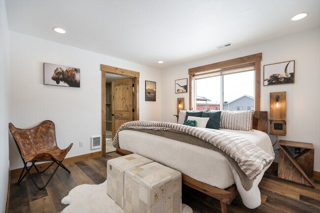 Building Photo - Avail October thru May.  Fully furnished w/ internet & utilities included