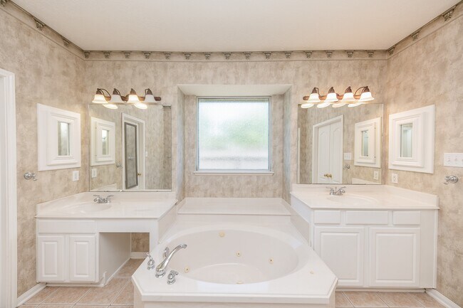 Building Photo - 14203 Alamosa Ct