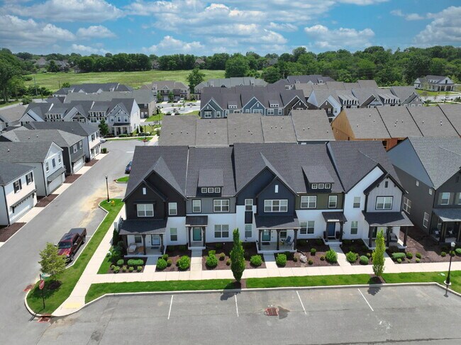 Building Photo - Like-New Modern Townhome Near Dining, Shopping, Trails & Old Hickory Lake