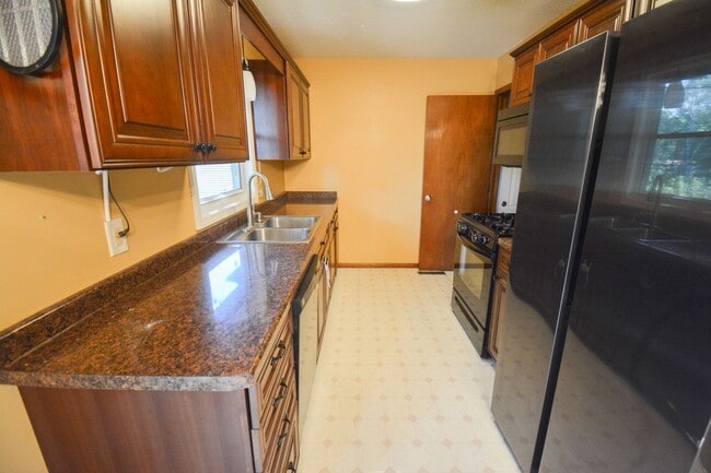 Building Photo - Well-Located 4BR Home in NW Rochester – Country Club Manor