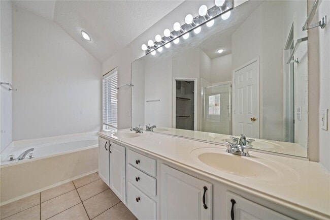 Building Photo - 11843 Leaf Oak Dr