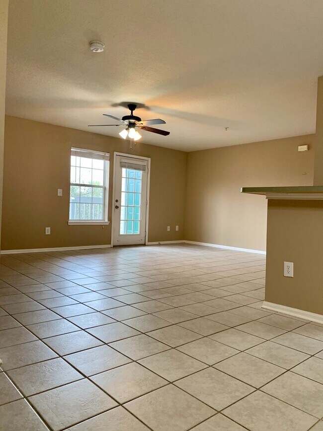 Building Photo - Recently Upgraded Spacious 1B/1B Condo nea...