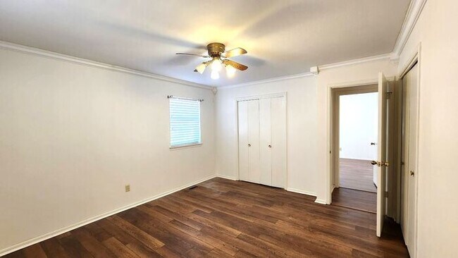 Building Photo - Beautiful 3 Bed 2 Bath Corner Lot