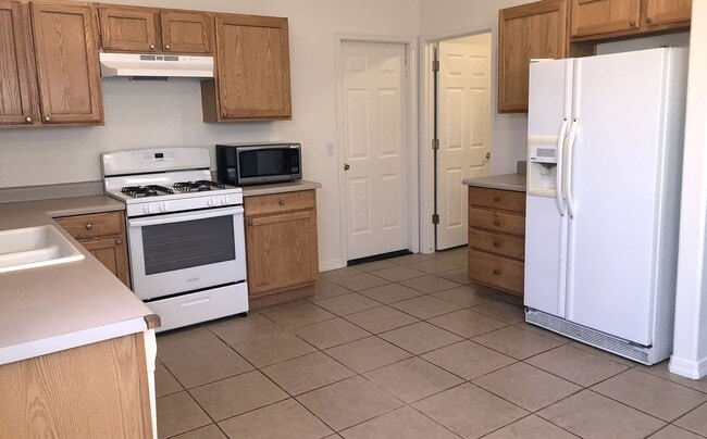 Building Photo - Charming 3+2 home in the heart of Kingman!