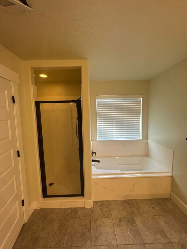 Building Photo - 1109 W Meridian Dr