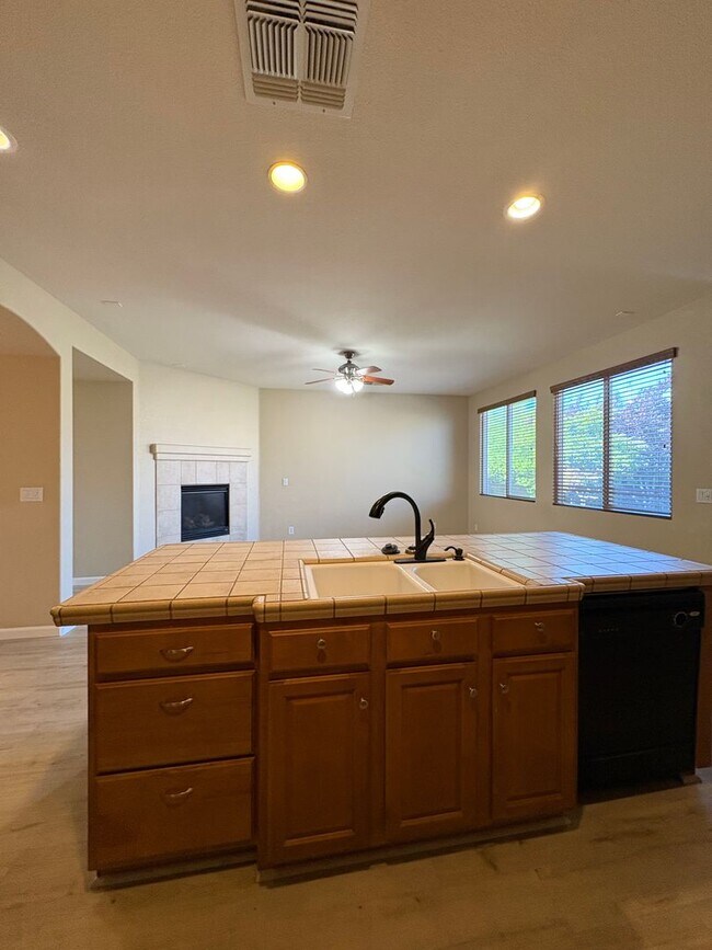 Building Photo - 684 Whitfield Ln