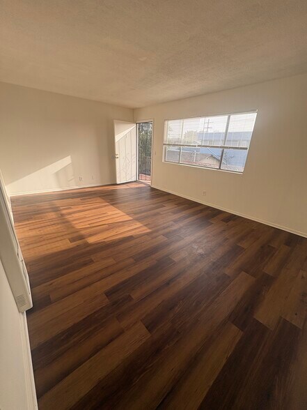 Building Photo - 533 Hyde Park Pl