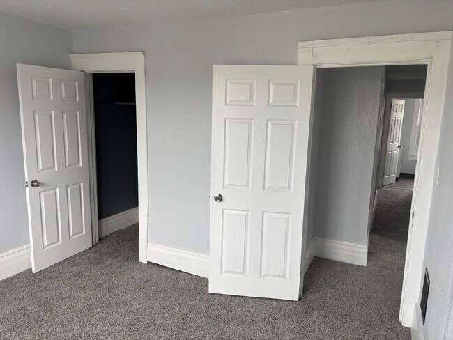 Building Photo - Charming 7-Bedroom Property in Prime Location