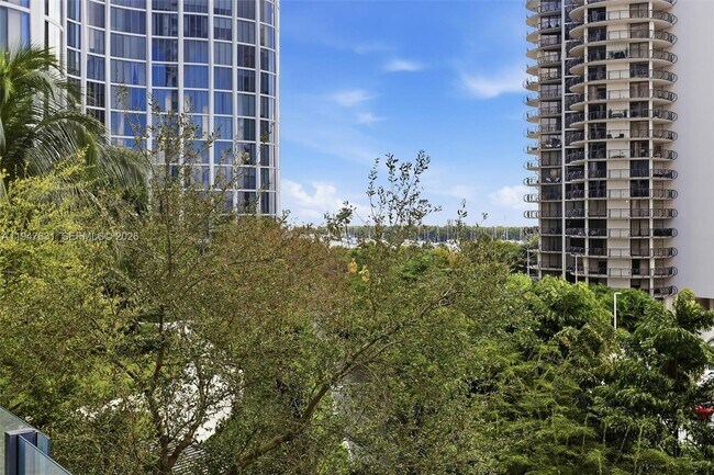 Building Photo - 2831 S Bayshore Dr