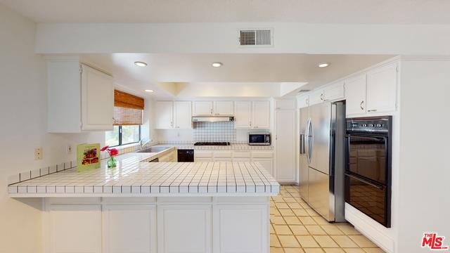 Building Photo - 1470 Palisades Dr