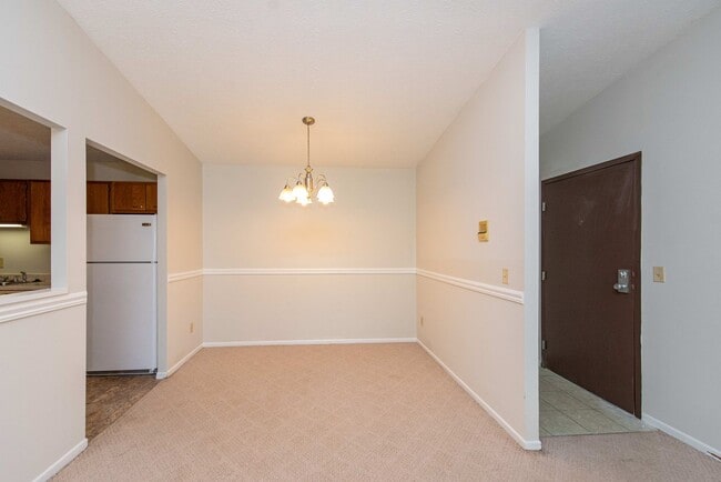 Building Photo - 2 Bedroom Condo Available