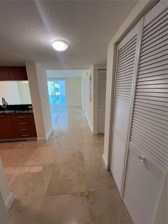 Building Photo - 1800 N Bayshore Dr