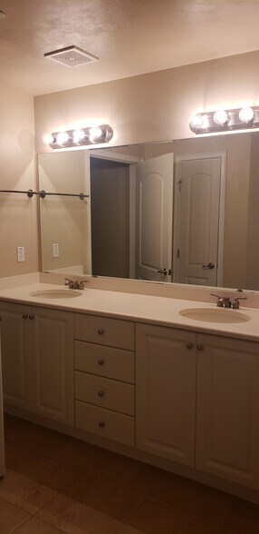 Building Photo - 424 Luna Bella Ln