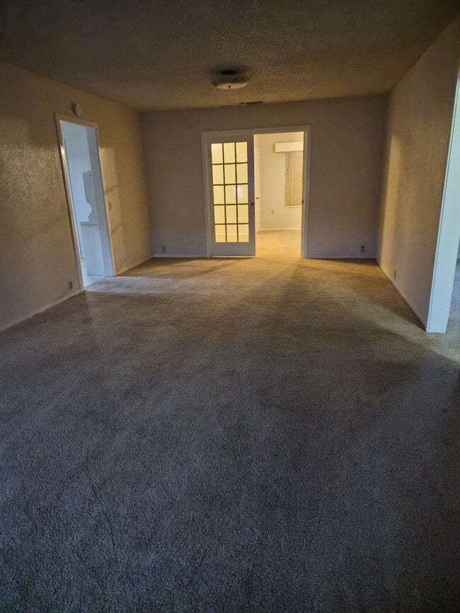 Building Photo - 1059 S Rupert Ave